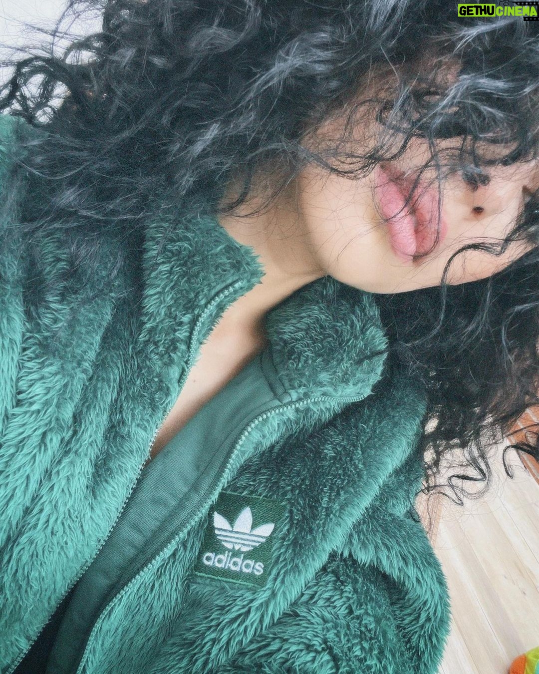 Mina El Hammani Instagram - De vuelta al 🖤