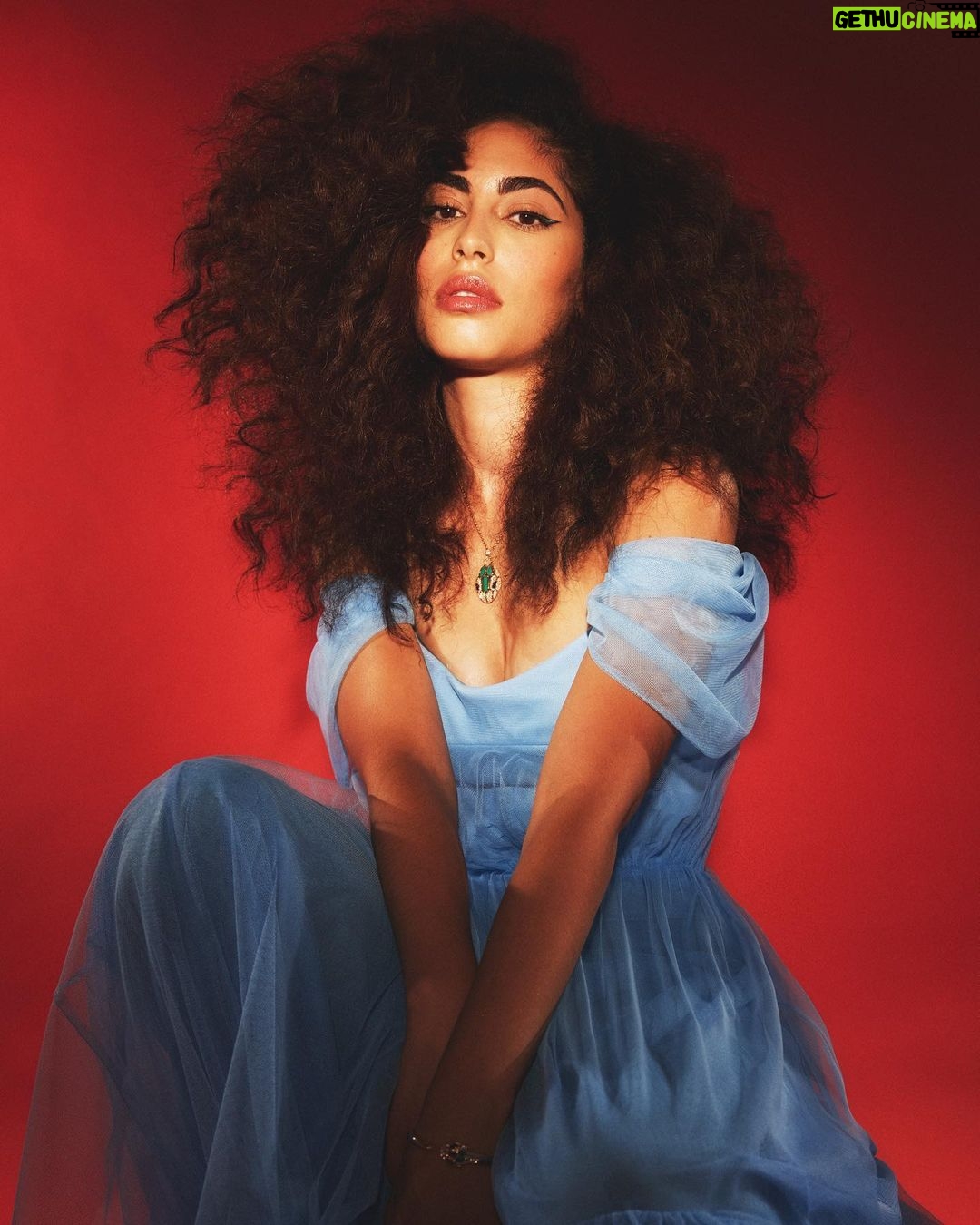 Mina El Hammani Instagram - Fantasía de fotos y de equipo ♥️♥️♥️♥️ Gracias siempre @neo2_magazine 💥 Fotografía @avanstokkum Realización @danielagtzgzz Entrevista @rodrigodiaz_r Maquillaje @sofia.camarenaa @chanel.beauty @one__offartists offartists Peluquería @yosbaute para Goldwell de @one__offartists Vídeo @thefeelms Producción + Editor RAMÓN FANO @mongomeri Retoque Digital @_alphaestudio Asistente Fotografía piogarciaphoto Asistente Estilismo @caterinapascual Asistente Peluquería @monik.rsoto Estudio @espacio_floreta_ @bulgari @monica_msi @sofiapedroche