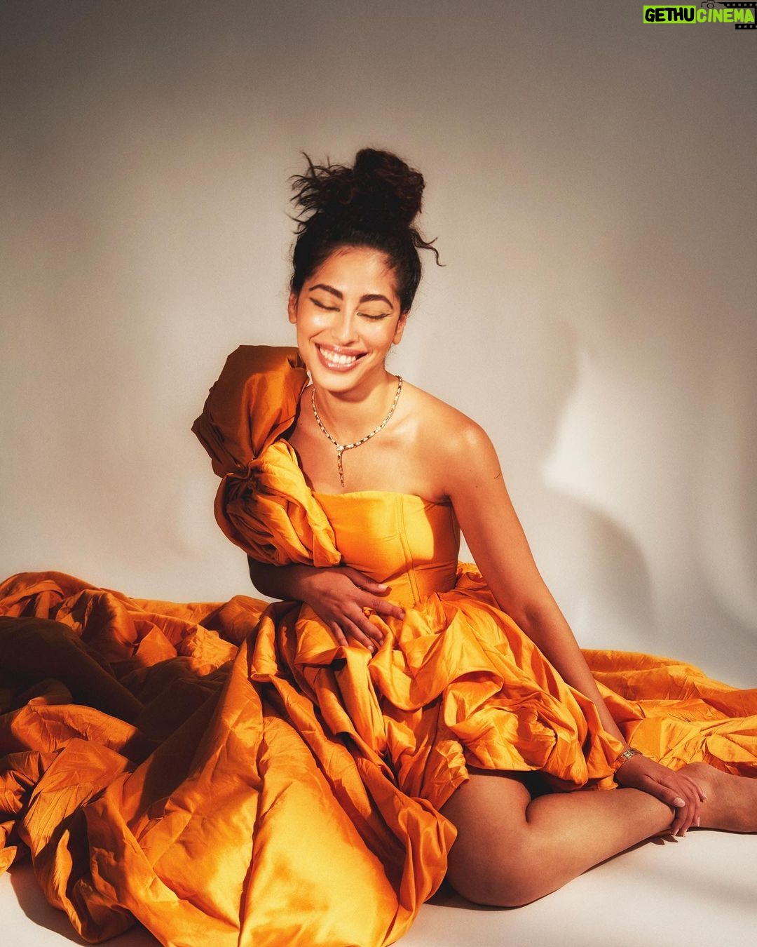 Mina El Hammani Instagram - Fantasía de fotos y de equipo ♥️♥️♥️♥️ Gracias siempre @neo2_magazine 💥 Fotografía @avanstokkum Realización @danielagtzgzz Entrevista @rodrigodiaz_r Maquillaje @sofia.camarenaa @chanel.beauty @one__offartists offartists Peluquería @yosbaute para Goldwell de @one__offartists Vídeo @thefeelms Producción + Editor RAMÓN FANO @mongomeri Retoque Digital @_alphaestudio Asistente Fotografía piogarciaphoto Asistente Estilismo @caterinapascual Asistente Peluquería @monik.rsoto Estudio @espacio_floreta_ @bulgari @monica_msi @sofiapedroche