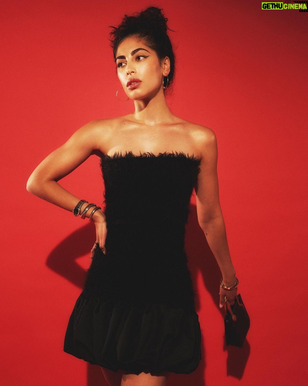 Mina El Hammani Instagram - Fantasía de fotos y de equipo ♥️♥️♥️♥️ Gracias siempre @neo2_magazine 💥 Fotografía @avanstokkum Realización @danielagtzgzz Entrevista @rodrigodiaz_r Maquillaje @sofia.camarenaa @chanel.beauty @one__offartists offartists Peluquería @yosbaute para Goldwell de @one__offartists Vídeo @thefeelms Producción + Editor RAMÓN FANO @mongomeri Retoque Digital @_alphaestudio Asistente Fotografía piogarciaphoto Asistente Estilismo @caterinapascual Asistente Peluquería @monik.rsoto Estudio @espacio_floreta_ @bulgari @monica_msi @sofiapedroche