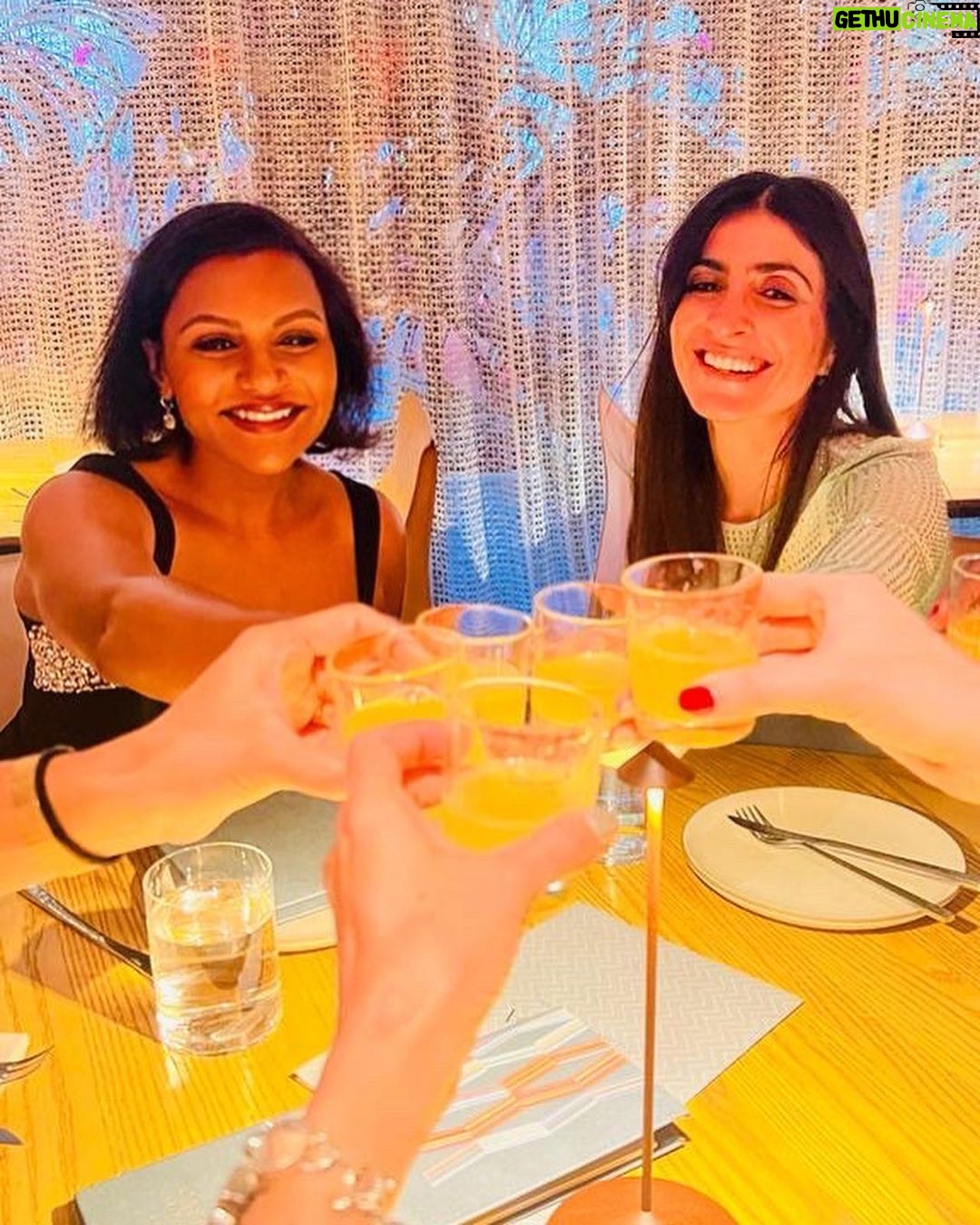 Mindy Kaling Instagram - Vegas pt. 2 👯♀️🍾❤️ @wynnlasvegas
