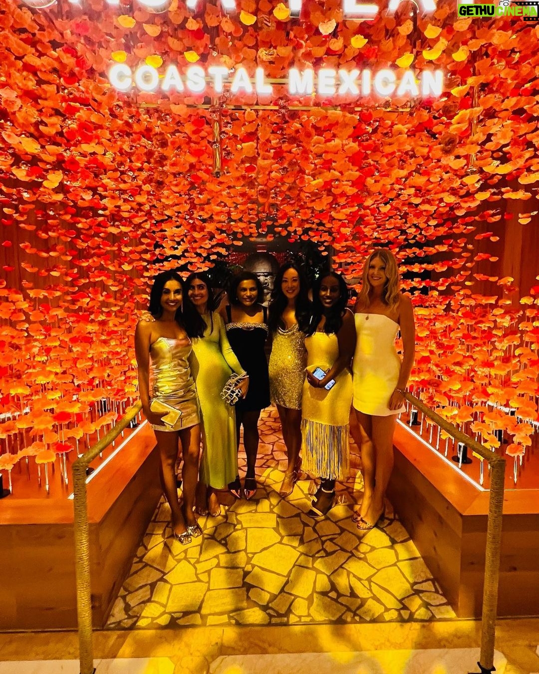 Mindy Kaling Instagram - Vegas pt. 2 👯♀️🍾❤️ @wynnlasvegas