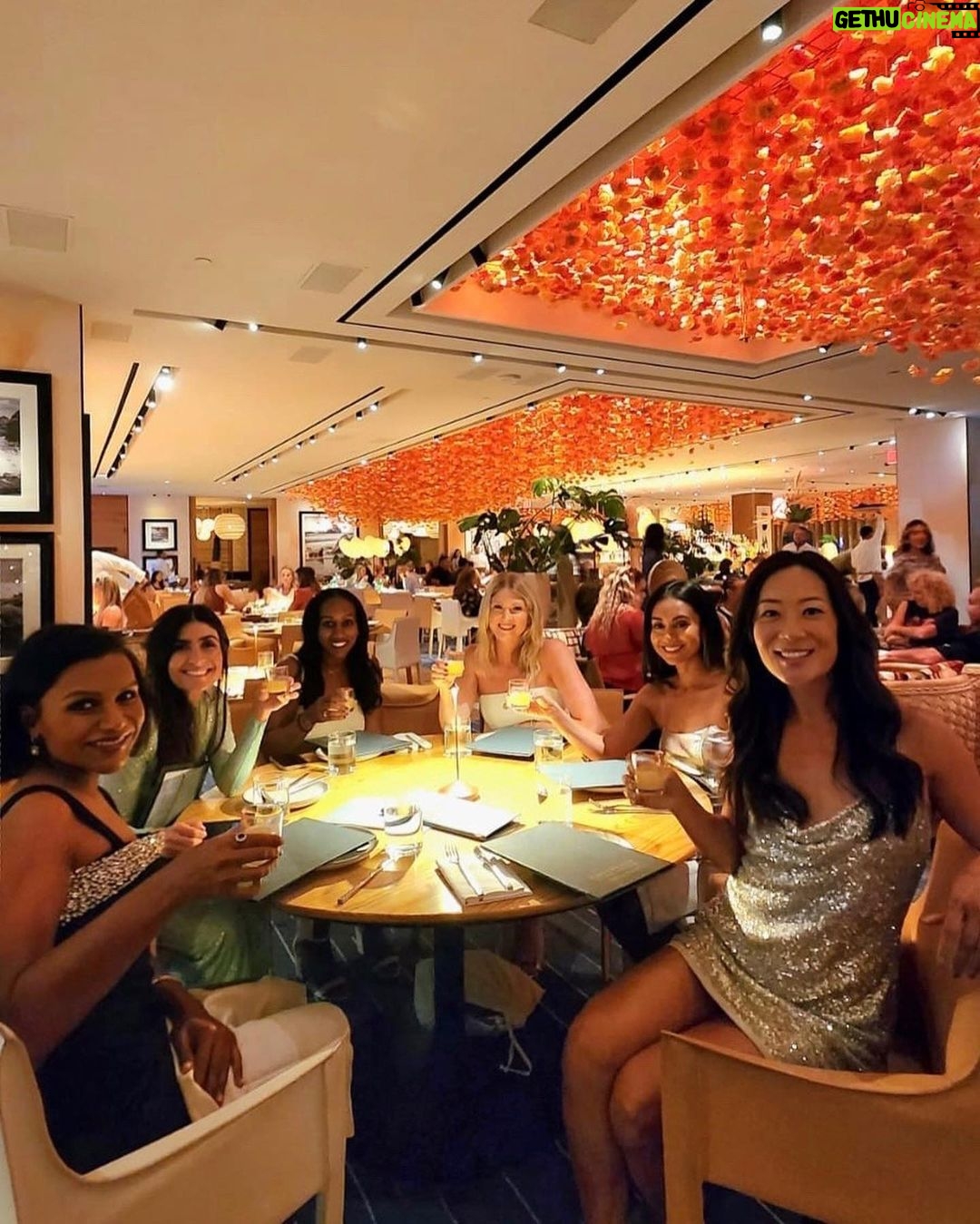 Mindy Kaling Instagram - Vegas pt. 2 👯♀️🍾❤️ @wynnlasvegas