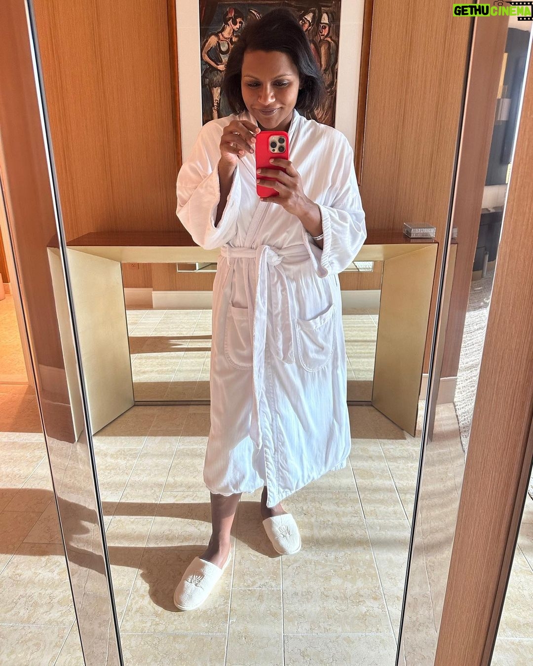 Mindy Kaling Instagram - Vegas pt. 2 👯♀️🍾❤️ @wynnlasvegas