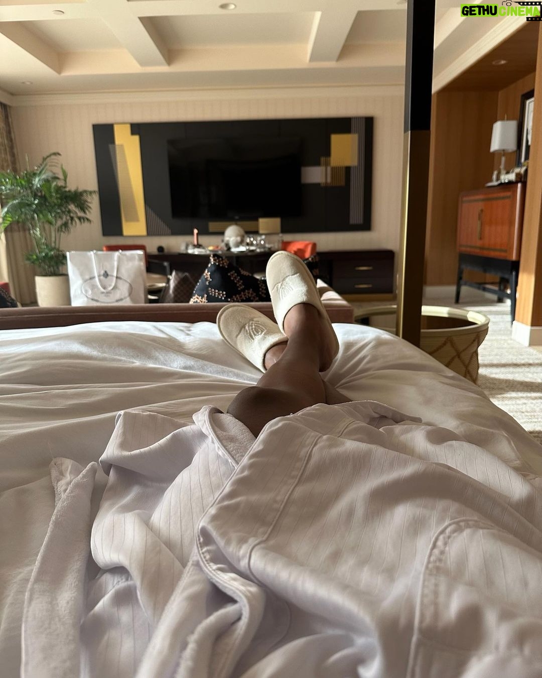 Mindy Kaling Instagram - Vegas pt. 2 👯♀️🍾❤️ @wynnlasvegas