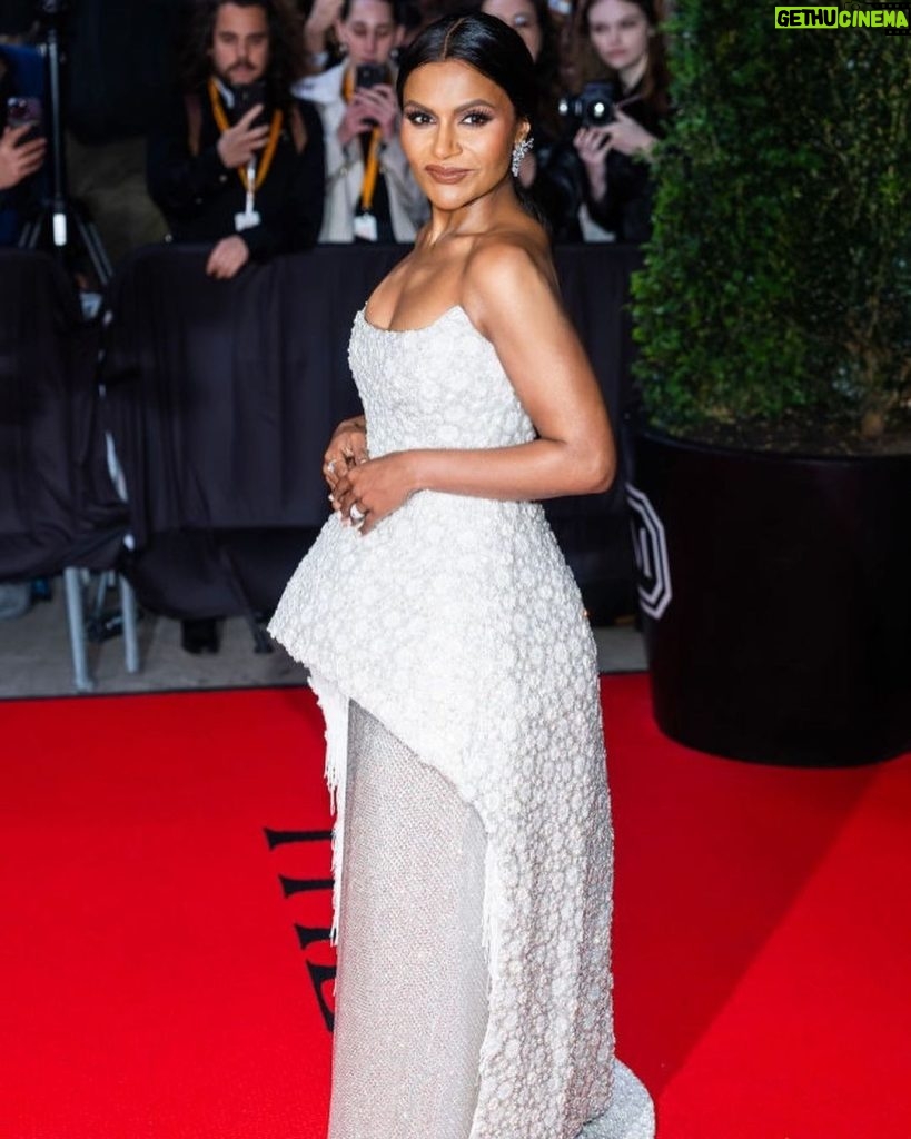 Mindy Kaling Instagram - Karl Lagerfeld: A Line of Beauty. In @jonathansimkhai @simkhai, with pearls and crystals in one of the most beautifully constructed gowns I’ve ever worn. Thank you Jonathan, @voguemagazine, and my incredible team of artists who put me together! (The only thing missing is Karl’s and my favorite drink, a Diet Coke). 💎💎💎