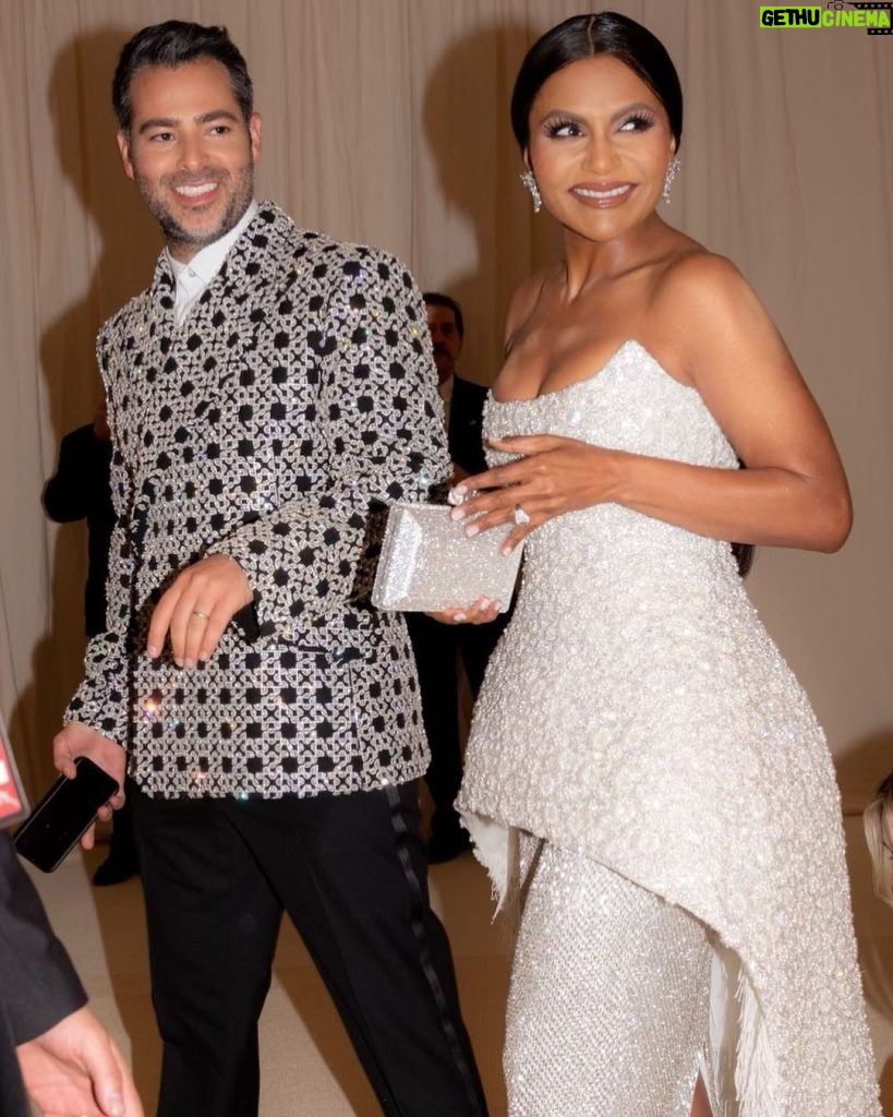 Mindy Kaling Instagram - Karl Lagerfeld: A Line of Beauty. In @jonathansimkhai @simkhai, with pearls and crystals in one of the most beautifully constructed gowns I’ve ever worn. Thank you Jonathan, @voguemagazine, and my incredible team of artists who put me together! (The only thing missing is Karl’s and my favorite drink, a Diet Coke). 💎💎💎