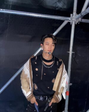 Minho Instagram - 2023 mma stage of the year.
.
.
.
.
2013 베스트 아티스트 첫 대상.....
그때는 정말 많이 울고 웃었다.....
분명히 우리는 울지 말고 기쁘게 상을 받자 하고 누가 먼저 울었는지 잘 기억은 안나지만 ..... 고생한 순간 순간들이 지나가면서 펑펑 울었다....
10 년만에 mma 에서 상을 받았다. 정말 모든 스텝분들과 샤이니 월드에게 다시한번 감사하고 또 감사하다.
우리는 그때나 지금이나 무대에 진심이고 최선을 다하고 언제나 열심히 이다 그게 샤이니니까.....