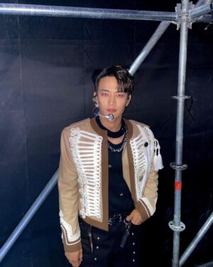 Minho Instagram - 2023 mma stage of the year.
.
.
.
.
2013 베스트 아티스트 첫 대상.....
그때는 정말 많이 울고 웃었다.....
분명히 우리는 울지 말고 기쁘게 상을 받자 하고 누가 먼저 울었는지 잘 기억은 안나지만 ..... 고생한 순간 순간들이 지나가면서 펑펑 울었다....
10 년만에 mma 에서 상을 받았다. 정말 모든 스텝분들과 샤이니 월드에게 다시한번 감사하고 또 감사하다.
우리는 그때나 지금이나 무대에 진심이고 최선을 다하고 언제나 열심히 이다 그게 샤이니니까.....