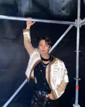 Minho Instagram - 2023 mma stage of the year.
.
.
.
.
2013 베스트 아티스트 첫 대상.....
그때는 정말 많이 울고 웃었다.....
분명히 우리는 울지 말고 기쁘게 상을 받자 하고 누가 먼저 울었는지 잘 기억은 안나지만 ..... 고생한 순간 순간들이 지나가면서 펑펑 울었다....
10 년만에 mma 에서 상을 받았다. 정말 모든 스텝분들과 샤이니 월드에게 다시한번 감사하고 또 감사하다.
우리는 그때나 지금이나 무대에 진심이고 최선을 다하고 언제나 열심히 이다 그게 샤이니니까.....