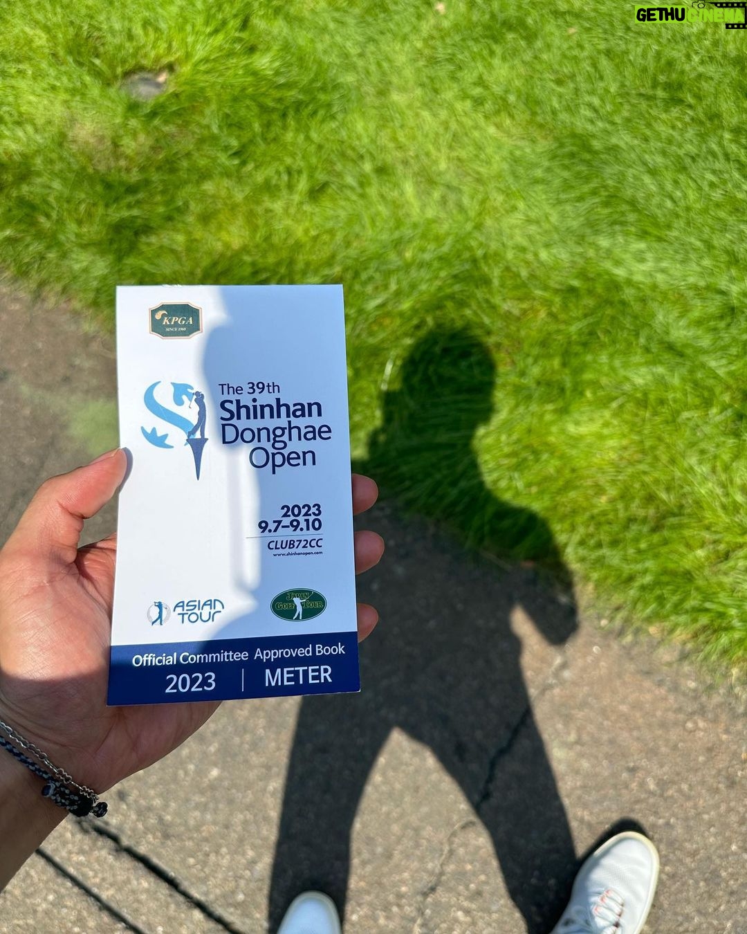 Minho Instagram - 신한동해오픈 채리티챌린지. . . . . . 인생 첫 개인 캐디님. 친구와 함께 버디. 스카이72오션코스