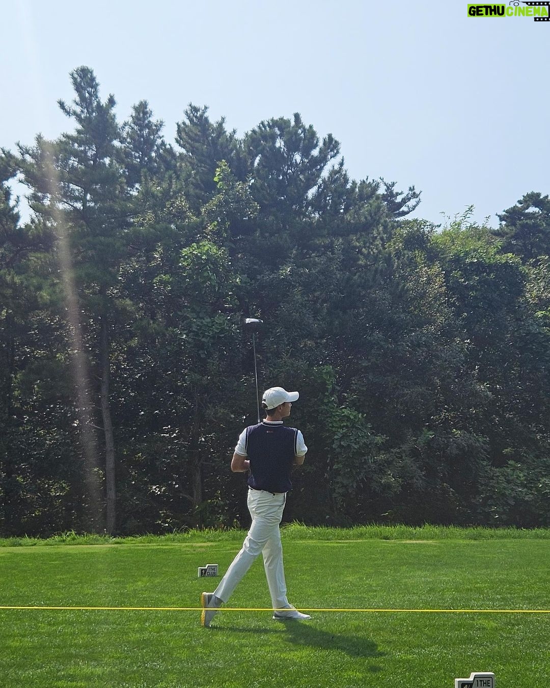 Minho Instagram - 신한동해오픈 채리티챌린지. . . . . . 인생 첫 개인 캐디님. 친구와 함께 버디. 스카이72오션코스