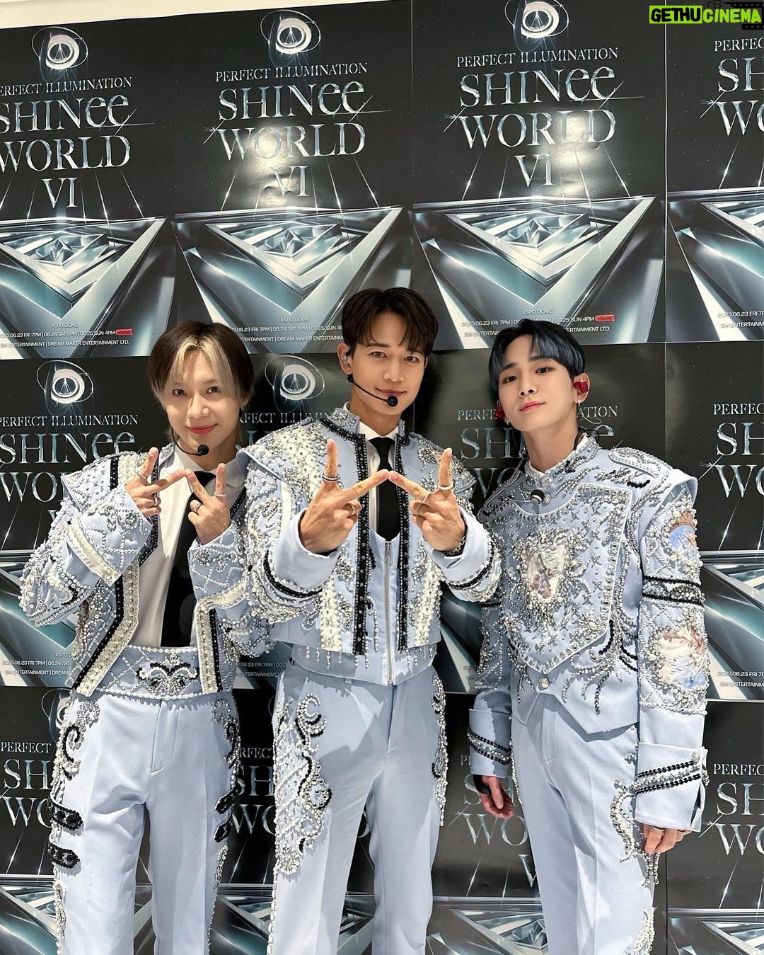 Minho Instagram - SHINee is BACK. . . . . . 잊지못할 추억을 만들어 주셔서 진심으로 감사합니다. 함께 고생해주신 모든 스텝분들에게 다시한번 감사드리고 수고 많으셨습니다! 덕분에 안전하게 무대 할수 있었습니다. 그리고 무대를 가득 채워주신 우리 샤이니월드..... 믿음에 꼭 보답 할수 있도록 노력 하겠습니다. 샤이니는 이제 시작입니다. 그리고 언제나 여러분이 제 희망입니다. KSPO DOME