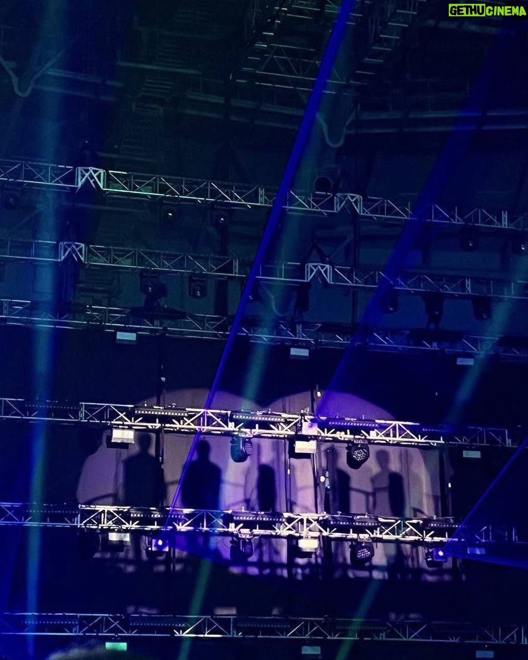 Minho Instagram - SHINee is BACK. . . . . . 잊지못할 추억을 만들어 주셔서 진심으로 감사합니다. 함께 고생해주신 모든 스텝분들에게 다시한번 감사드리고 수고 많으셨습니다! 덕분에 안전하게 무대 할수 있었습니다. 그리고 무대를 가득 채워주신 우리 샤이니월드..... 믿음에 꼭 보답 할수 있도록 노력 하겠습니다. 샤이니는 이제 시작입니다. 그리고 언제나 여러분이 제 희망입니다. KSPO DOME
