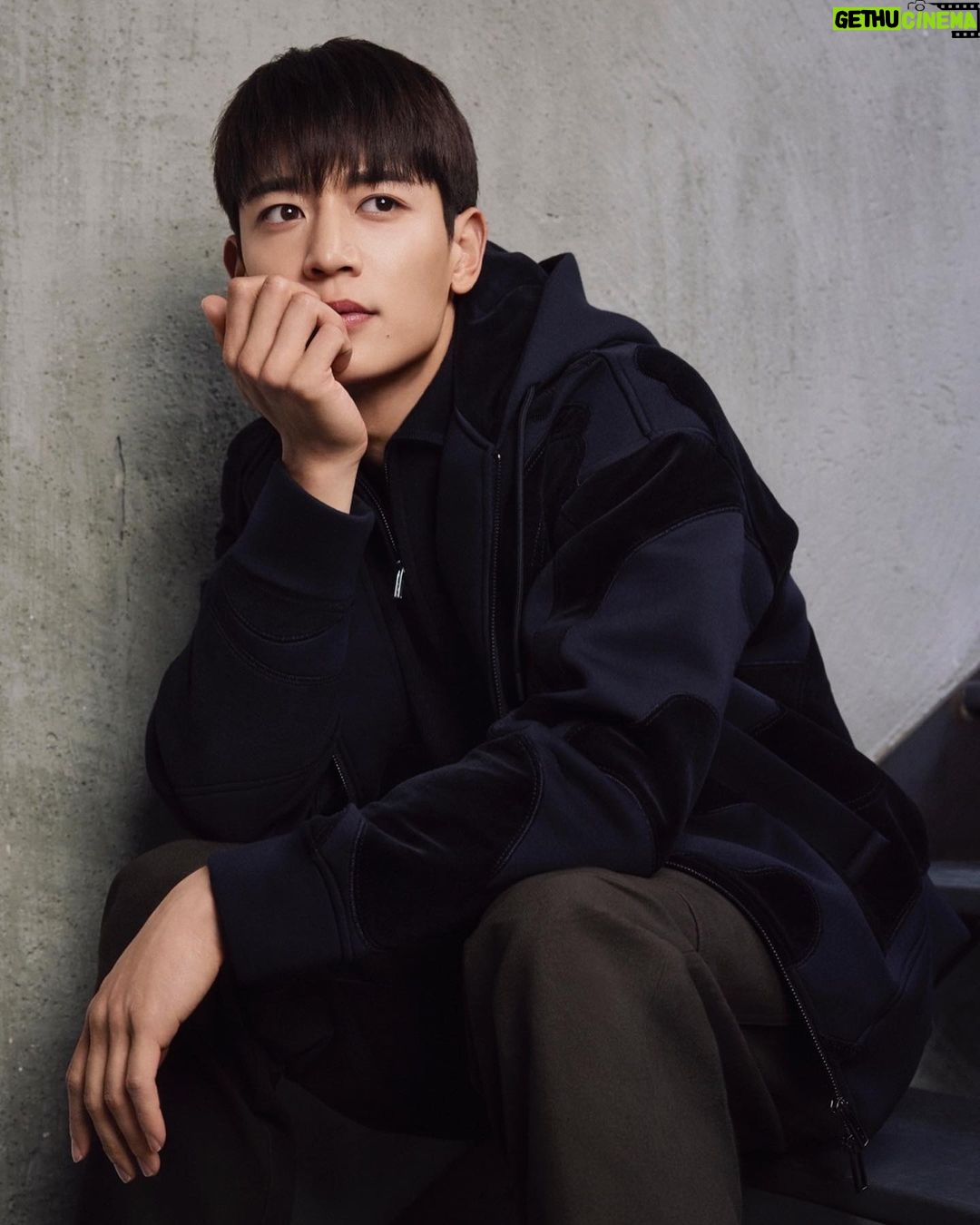 Minho Instagram - emporioarmani. @emporioarmani @sivillage #엠포리오아르마니 #emporioarmani #ad