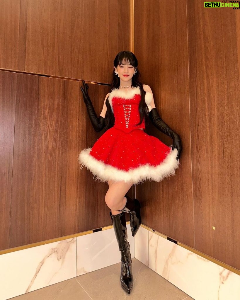 Minnie Instagram - Merry Christmas❤️🫶🏻🎁🎄❄️☃️