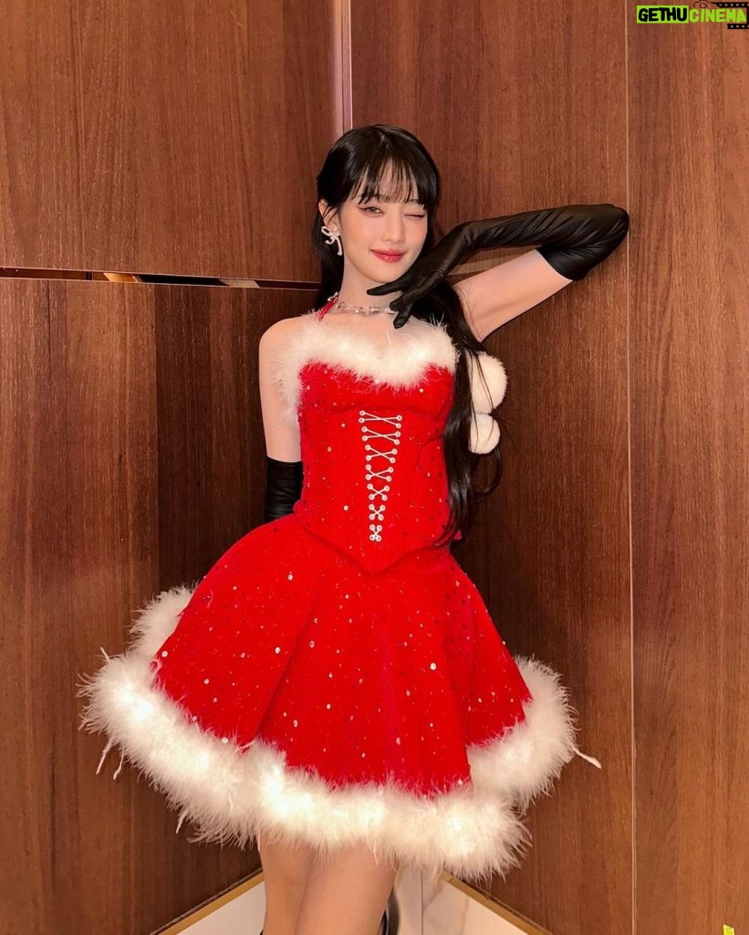 Minnie Instagram - Merry Christmas❤️🫶🏻🎁🎄❄️☃️