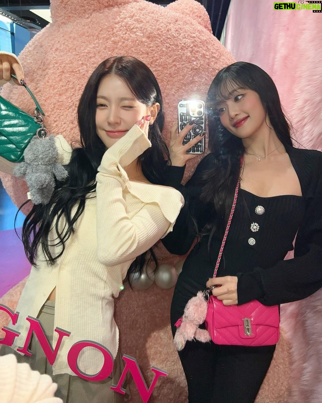 Minnie Instagram - 댕자의 제이에스티나 팝업 스토어 나들이ʕっ•ᴥ•ʔっ 여러분도 많이 놀러오세요~🐾🐱💕