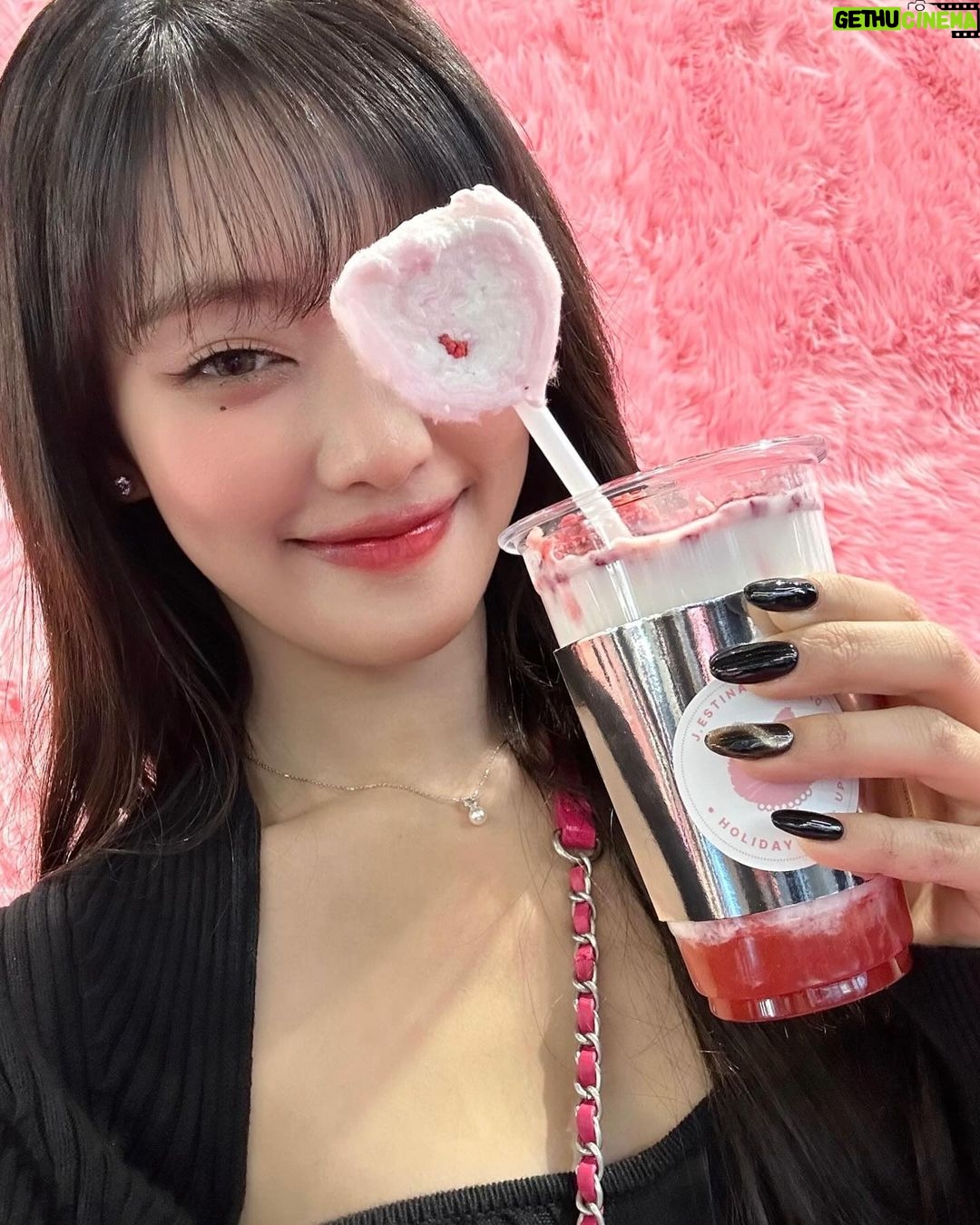 Minnie Instagram - 댕자의 제이에스티나 팝업 스토어 나들이ʕっ•ᴥ•ʔっ 여러분도 많이 놀러오세요~🐾🐱💕
