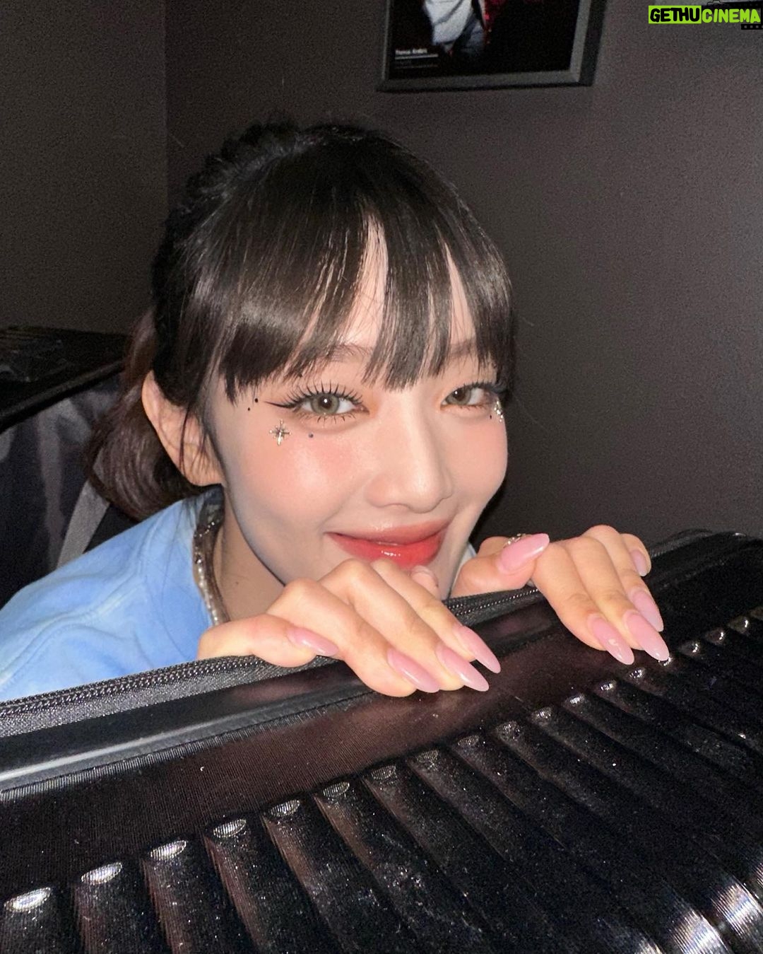Minnie Instagram - put me in your pocket so I'll be close to you 네버버가 원하는거 다해줄게~🥺🩵