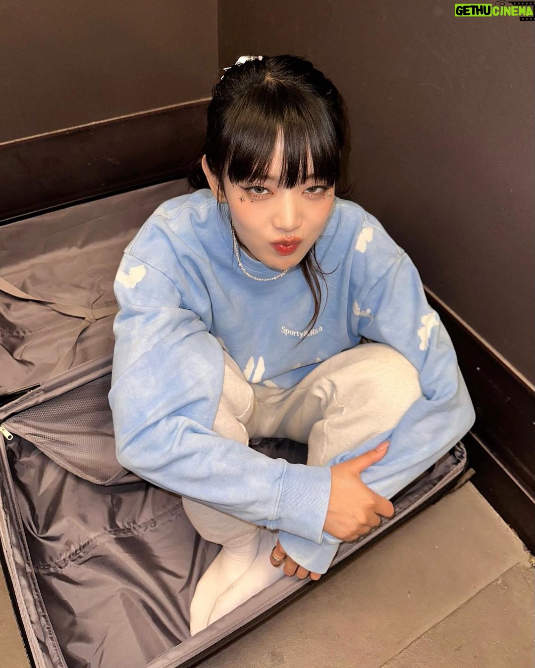 Minnie Instagram - put me in your pocket so I'll be close to you 네버버가 원하는거 다해줄게~🥺🩵