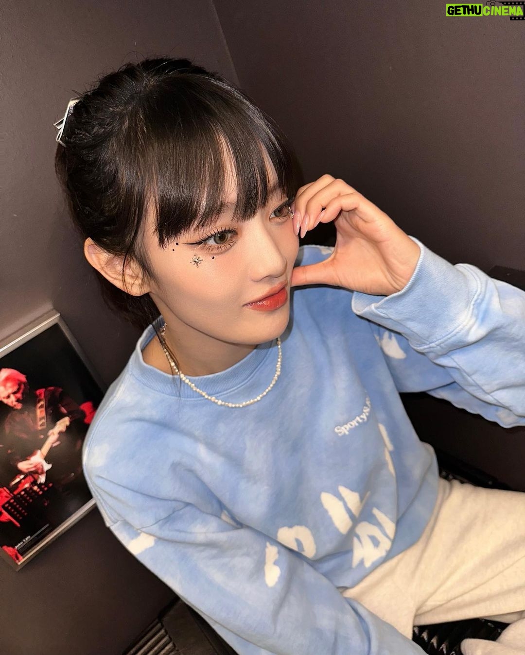 Minnie Instagram - put me in your pocket so I'll be close to you 네버버가 원하는거 다해줄게~🥺🩵