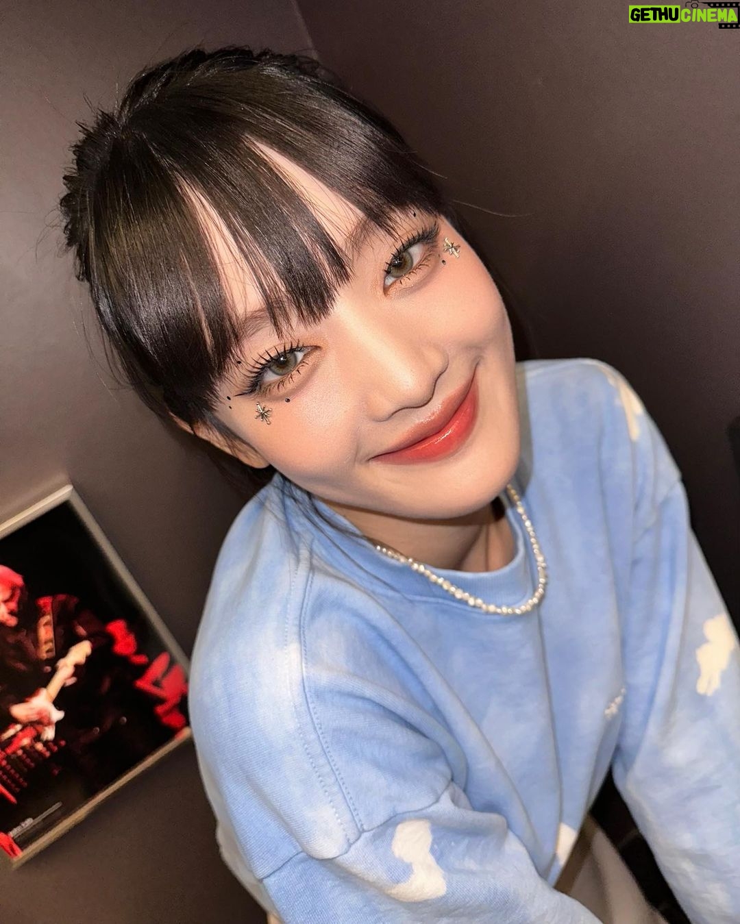 Minnie Instagram - put me in your pocket so I'll be close to you 네버버가 원하는거 다해줄게~🥺🩵