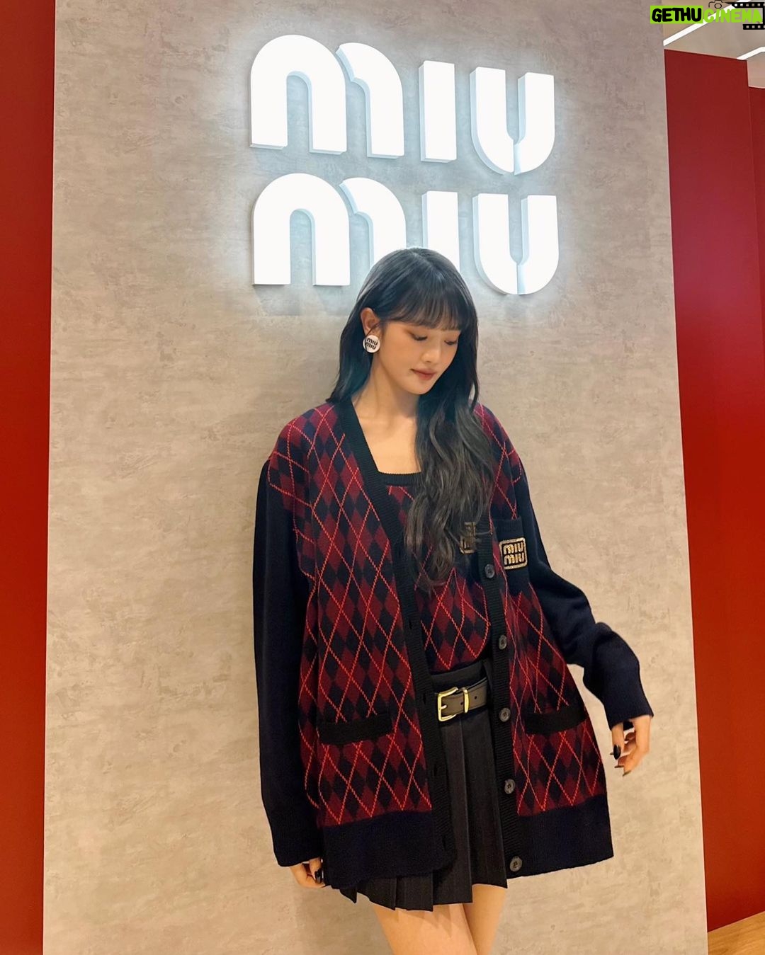 Minnie Instagram - 너무 예쁘잖아🥰 여러분도 많이 놀러오세요~❤️ #MiuIvy #MiuMiu #광고 #미우미우 현대백화점 무역센터점