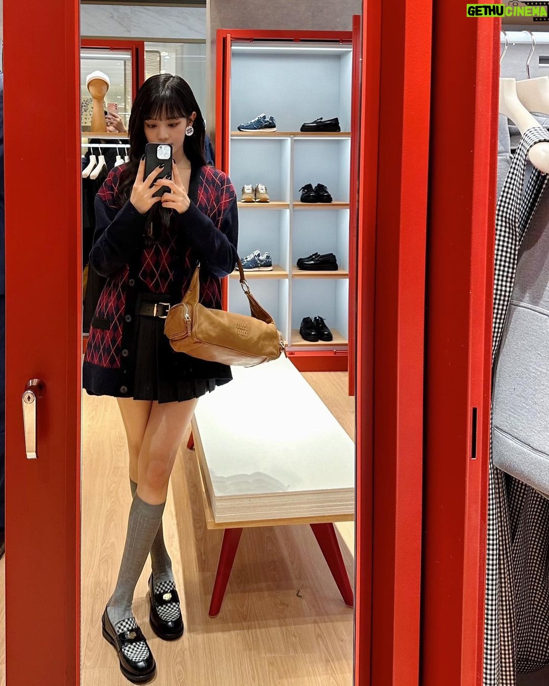 Minnie Instagram - 너무 예쁘잖아🥰 여러분도 많이 놀러오세요~❤️ #MiuIvy #MiuMiu #광고 #미우미우 현대백화점 무역센터점