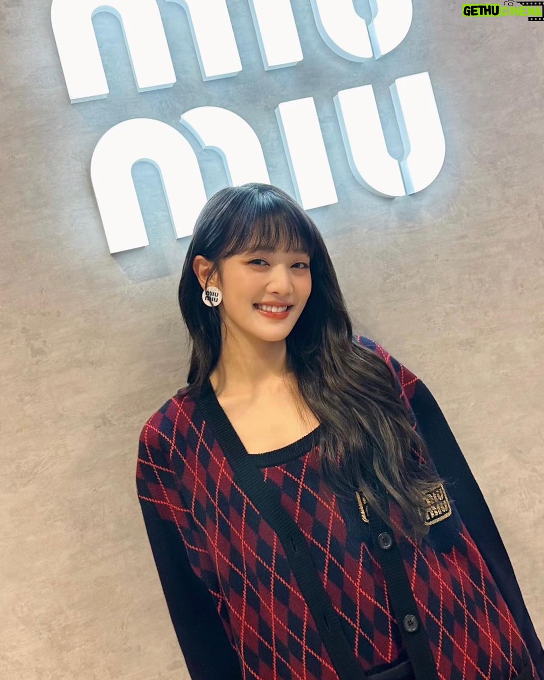 Minnie Instagram - 너무 예쁘잖아🥰 여러분도 많이 놀러오세요~❤️ #MiuIvy #MiuMiu #광고 #미우미우 현대백화점 무역센터점