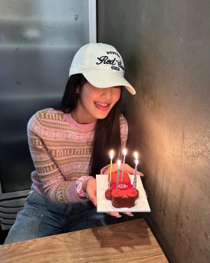Minnie Instagram - 민니의 생일을 함께 축하해주신 모든분들께 진심으로 감사합니다💖 여러분 덕분에 누구보다 행복한 시간을 보냈어요! 네버버~ 늘 고맙고 사랑해요🥰 Thank you for all the lovely birthday wishes. I'm so thankful for all the beautiful people I have around me. Love you guys so much!🥺🫶🏻 ขอบคุณสำหรับทุกๆคำอวยพรนะคะ เป็นอีกปีที่มีความสุขที่สุดเลยค่า🥳💕