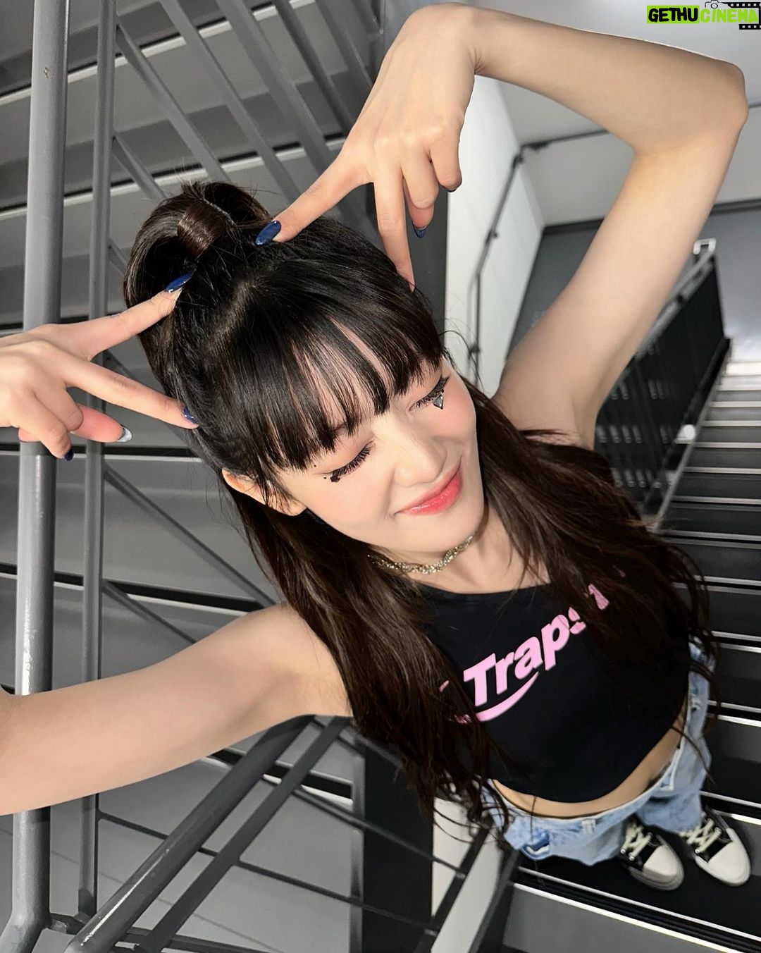 Minnie Instagram - 日本のネバーランドと一緒に楽しめてすごく幸せです。これからもたくさん会いましょう!(⺣◡⺣)♡🐈⬛💖 Tokyo 東京, Japan