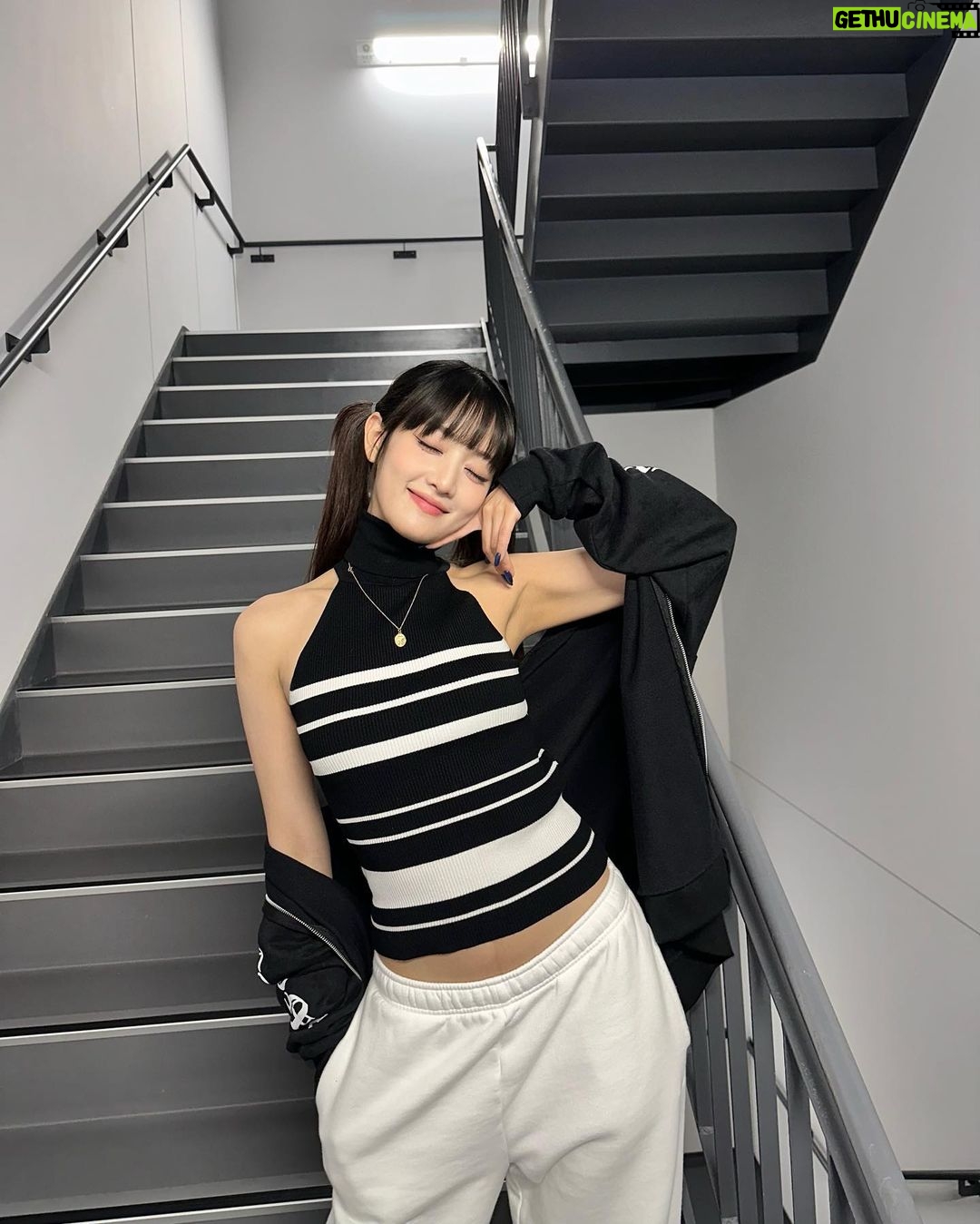 Minnie Instagram - 日本のネバーランドと一緒に楽しめてすごく幸せです。これからもたくさん会いましょう!(⺣◡⺣)♡🐈⬛💖 Tokyo 東京, Japan