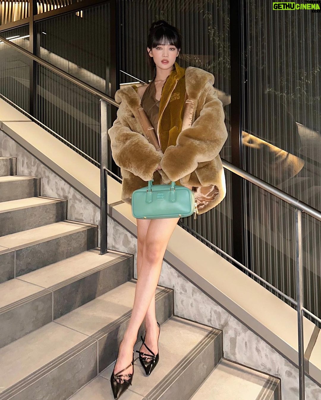 Minnie Instagram - Can't wait for the show! @miumiu 🤎✨ #MiuMiuSS24 #ê´‘ê³