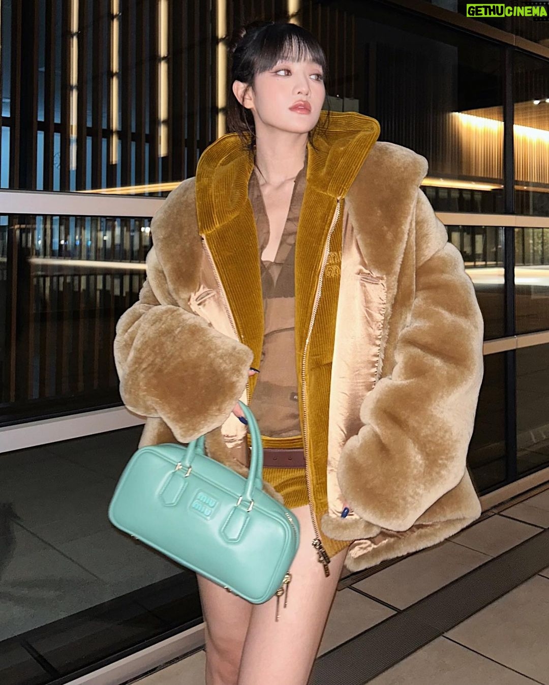 Minnie Instagram - Can't wait for the show! @miumiu 🤎✨ #MiuMiuSS24 #ê´‘ê³