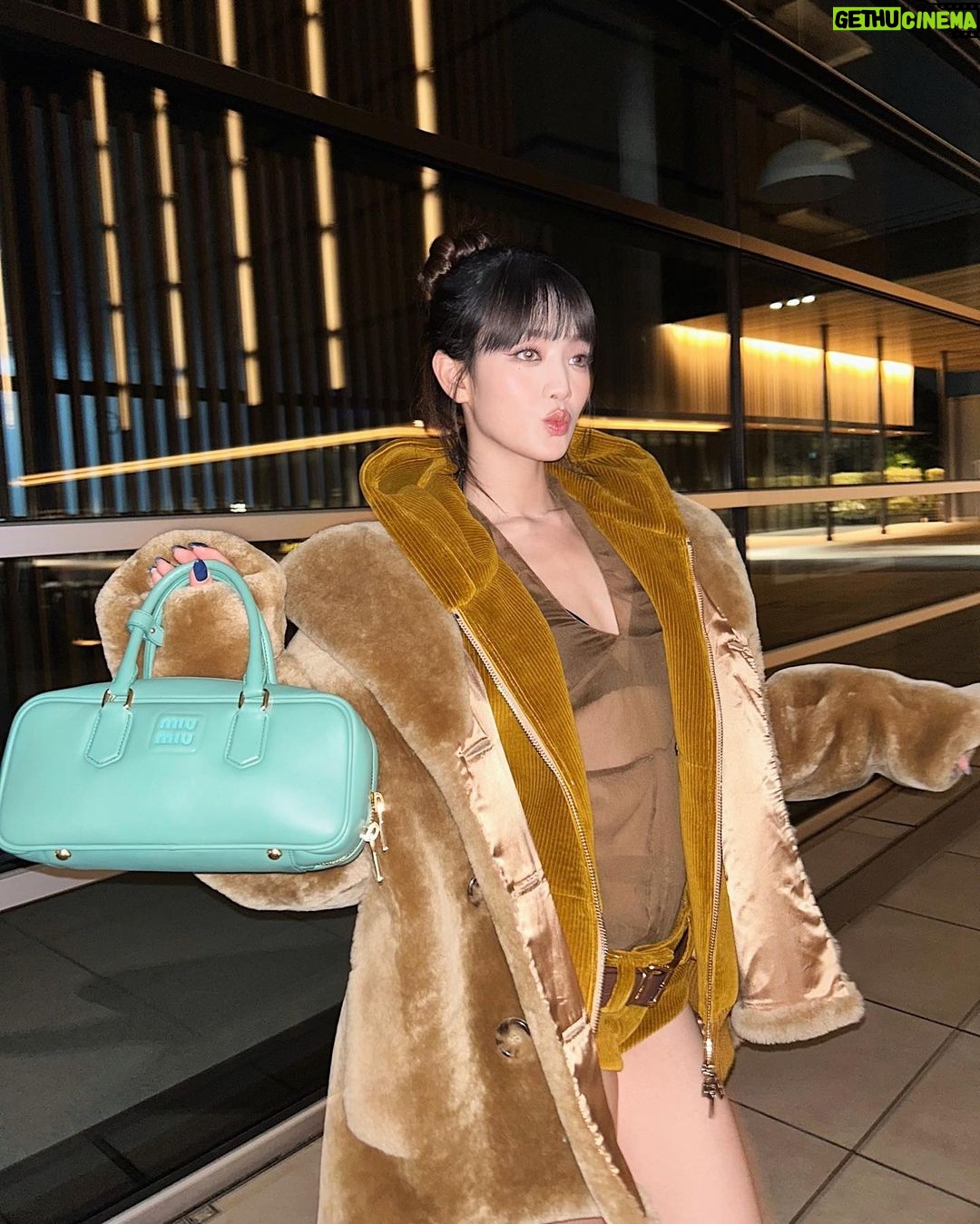Minnie Instagram - Can't wait for the show! @miumiu 🤎✨ #MiuMiuSS24 #ê´‘ê³