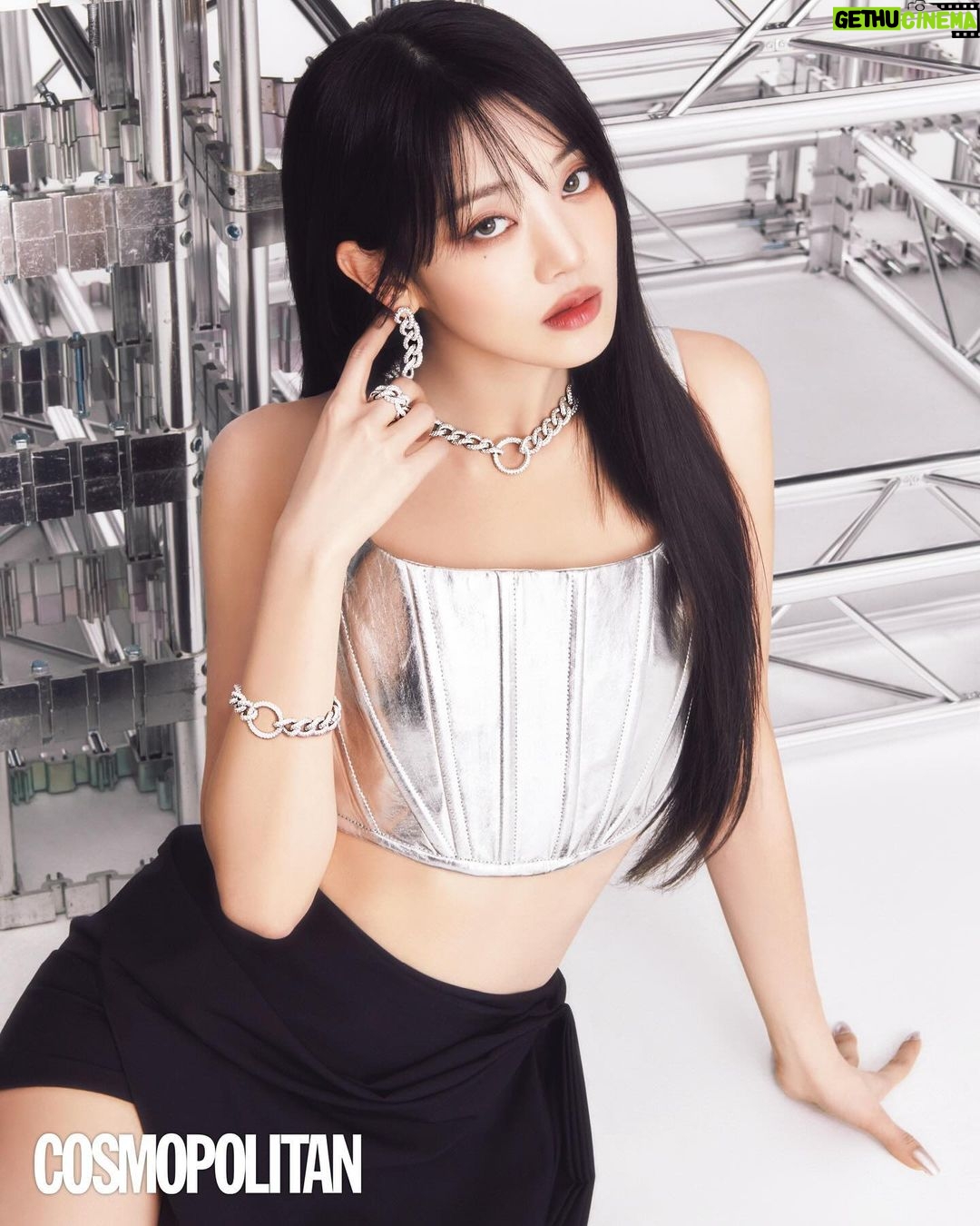 Minnie Instagram - 🖤✨ @cosmopolitankorea @pomellato