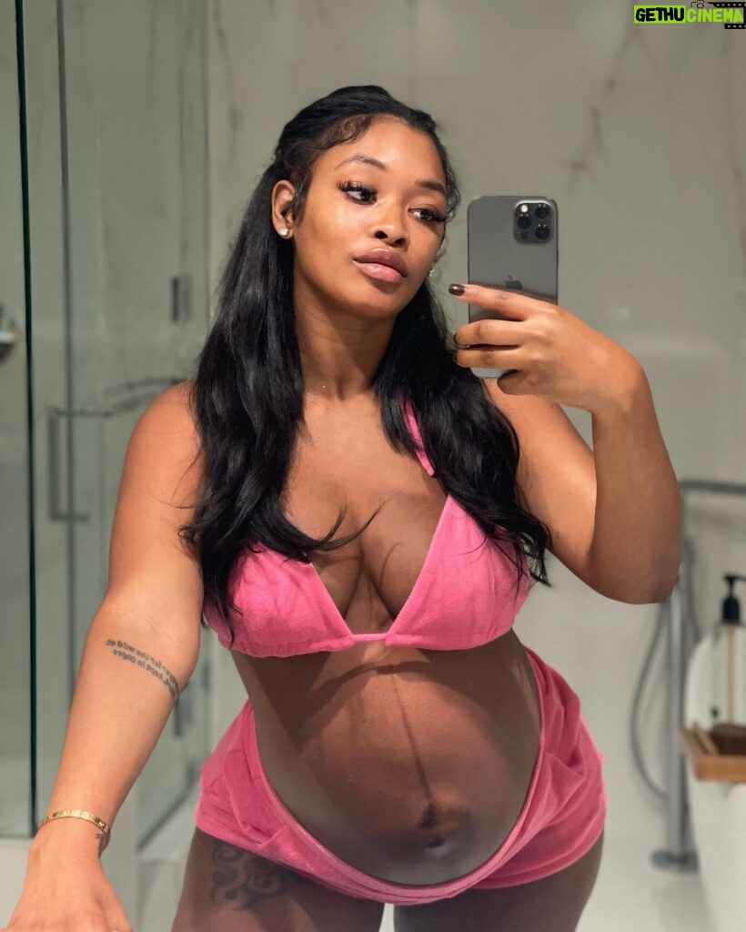 Miracle Watts Instagram - Pretty in Pink 🌸 SET : @miracleskloset I’m wearing a large to secure this A$$$$!!
