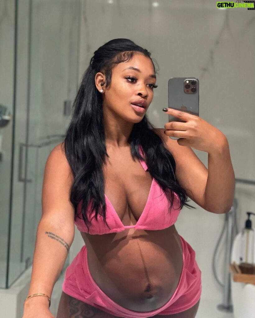 Miracle Watts Instagram - Pretty in Pink 🌸 SET : @miracleskloset I’m wearing a large to secure this A$$$$!!