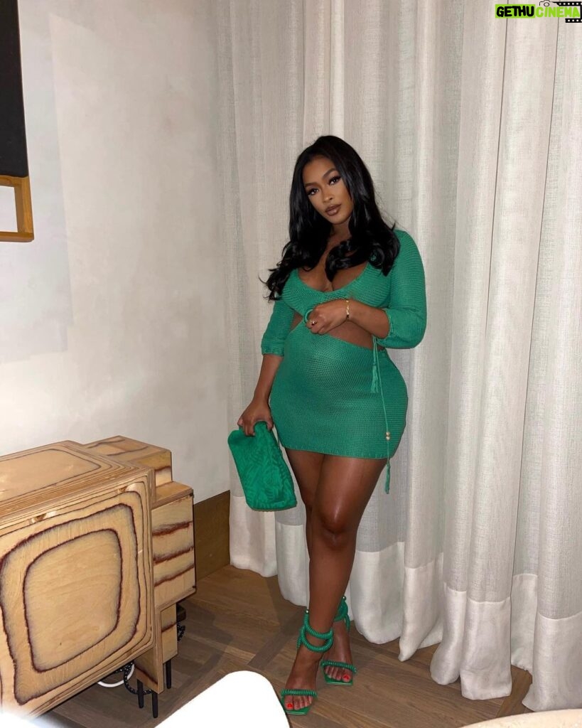 Miracle Watts Instagram - You Wish I Was Your Baby Mama 🤰🏾 - I couldn’t wait to use this caption btw... Anyways, I’m in my third trimester y’all. O and this dress is from @miracleskloset