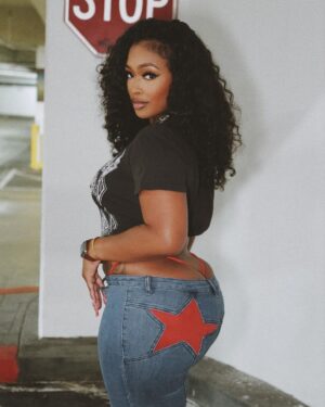 Miracle Watts Instagram - STOP , WAIT A MINUTE . 

Pants : @miracleskloset