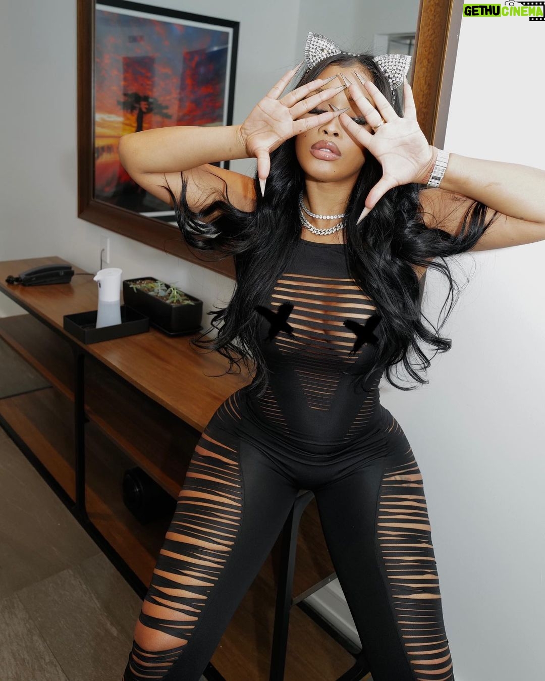 Miracle Watts Instagram - Hereeee Kitty Kitty ….👅 Makeup: @_mikaje Nails: @naynailedit Photograher: @camthecreative_ Tallahassee, Florida