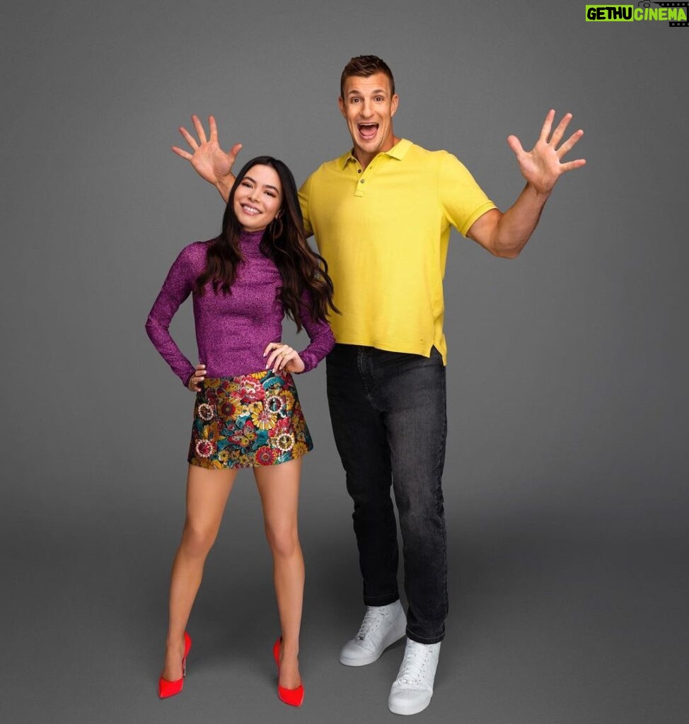Miranda Cosgrove Instagram - Still can’t believe how tall @gronk is next to me 🤣 See you all April 9th for the @kidschoiceawards 💚