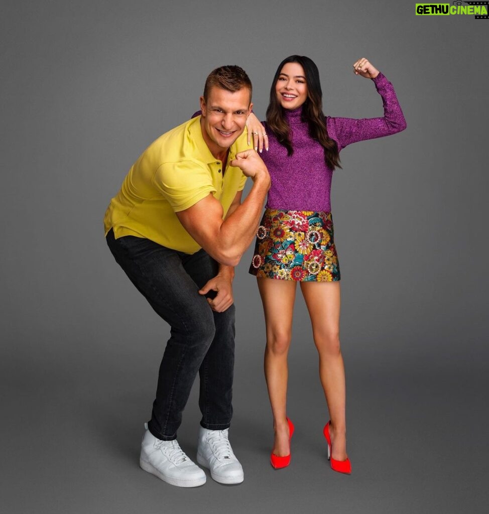 Miranda Cosgrove Instagram - Still can’t believe how tall @gronk is next to me 🤣 See you all April 9th for the @kidschoiceawards 💚