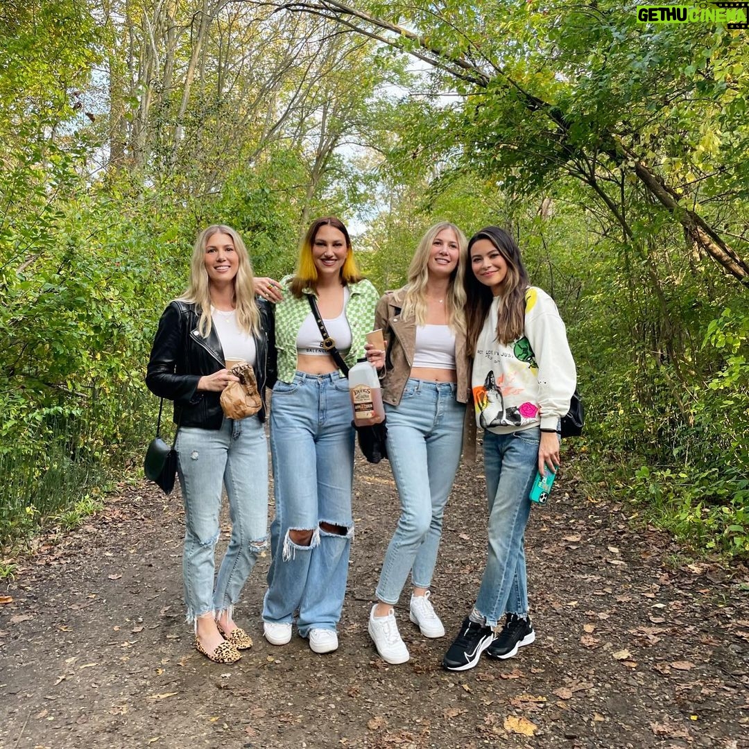 Miranda Cosgrove Instagram - Yates Cider Mill didn’t disappoint ✌🏼