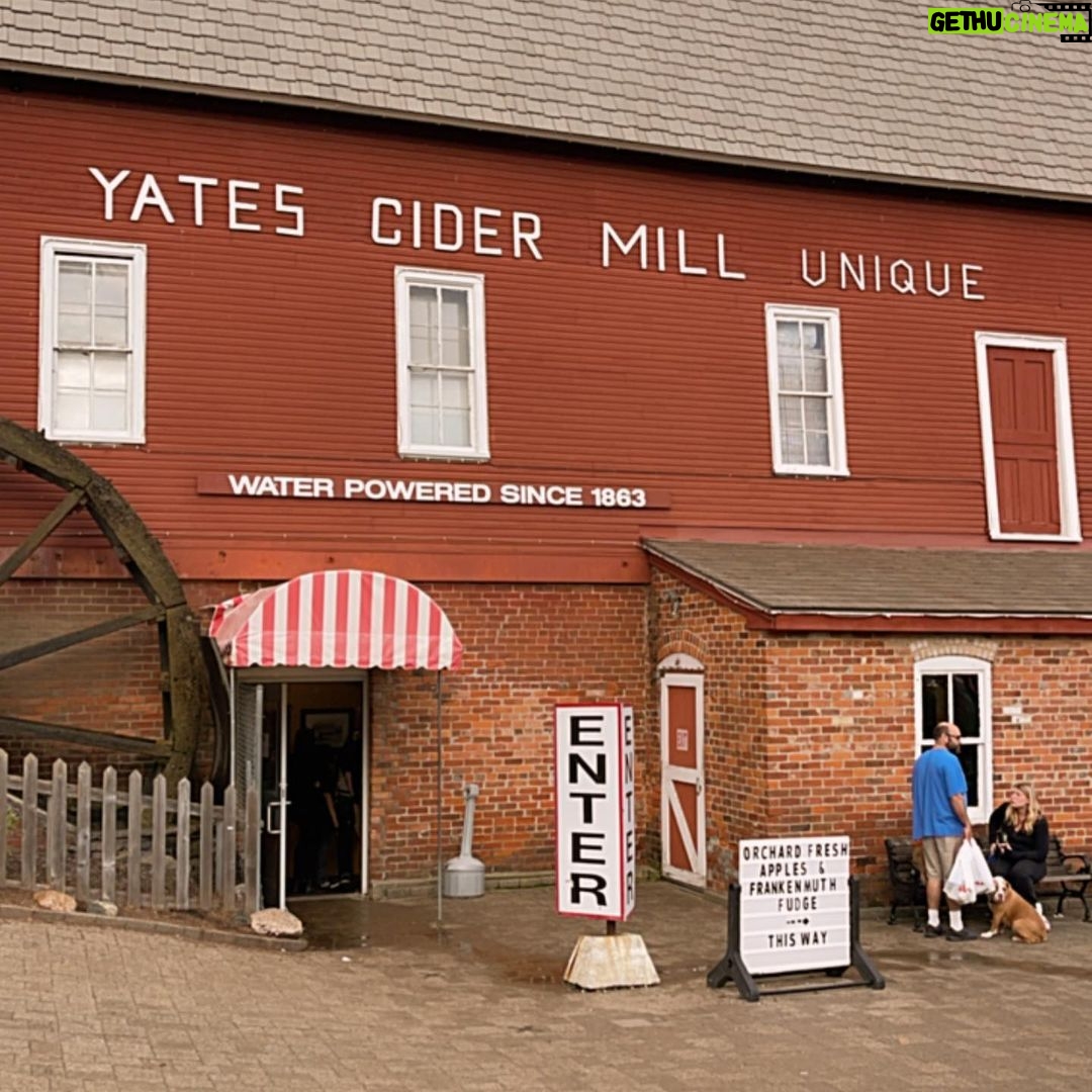 Miranda Cosgrove Instagram - Yates Cider Mill didn’t disappoint ✌🏼