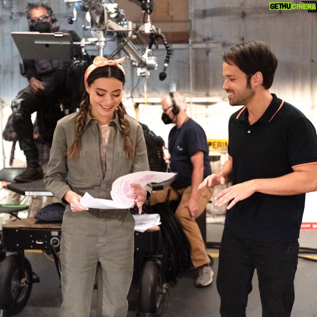 Miranda Cosgrove Instagram - There’s a new episode of @icarly out tomorrow on @paramountplus called iCan Fix it Myself and it’s an extra special one because @nathankress directed it. I’ve known Nathan since I was 12 and I’ve never seen him more in his element. He killed it 🤍