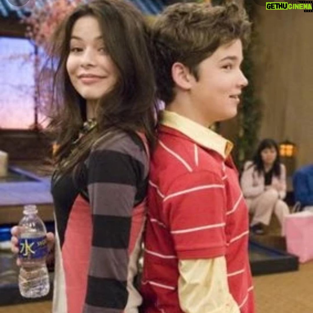 Miranda Cosgrove Instagram - There’s a new episode of @icarly out tomorrow on @paramountplus called iCan Fix it Myself and it’s an extra special one because @nathankress directed it. I’ve known Nathan since I was 12 and I’ve never seen him more in his element. He killed it 🤍