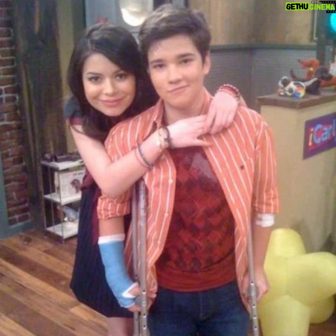 Miranda Cosgrove Instagram - There’s a new episode of @icarly out tomorrow on @paramountplus called iCan Fix it Myself and it’s an extra special one because @nathankress directed it. I’ve known Nathan since I was 12 and I’ve never seen him more in his element. He killed it 🤍