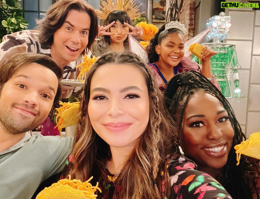 Miranda Cosgrove Instagram - 5 more days! 🌮🍝 Also swipe to the next pic to see @nathankress making fun of me 😋